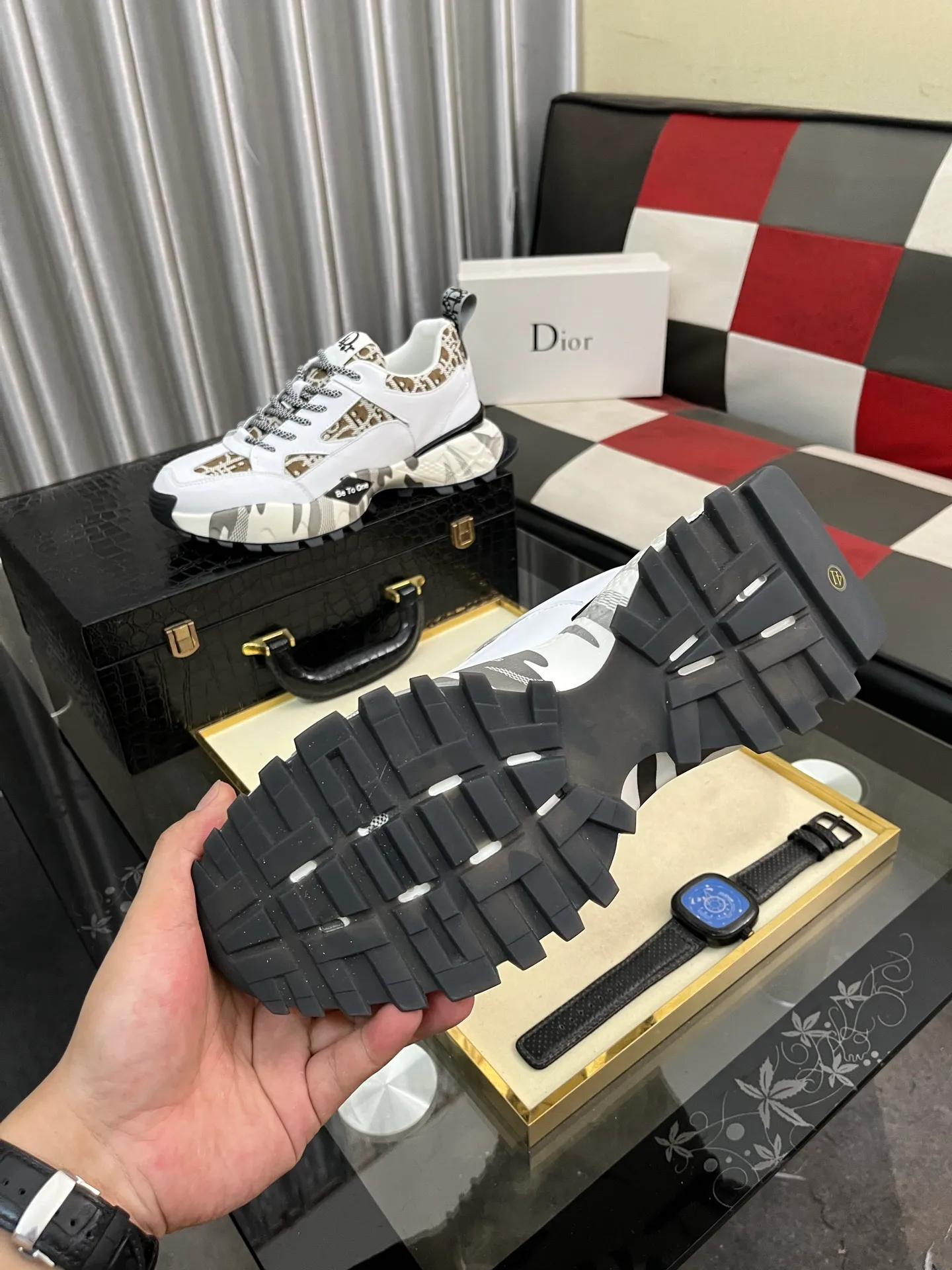Men's Men's Shoes💰458⌚️⌚️Dior unique modern style sneakers. Counter purchasing 🏃casual leather shoes😍😍 original cowhide leather imported from Italy (refuses to discolor and grind feet) soles: original soles specially provided by the original factory, super cool😍 lace up and walk with wind👍 style design ⚠️ super comfortable and wear-resistant original soles. Just like shooting the real thing 🎬The real thing is better Code number: 38-443️⃣Colors available